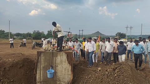 खर्डा ः शिवपट्टण किल्ल्याची पाहणी करताना आ. रोहित पवार.