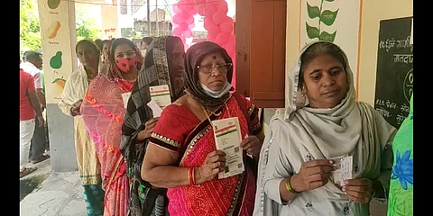 मतदान केंद्राबाहेर केली अनोख्या पद्धतीने जनजागृती