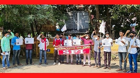 नीट परीक्षेविरोधात एसएफआयची निदर्शने