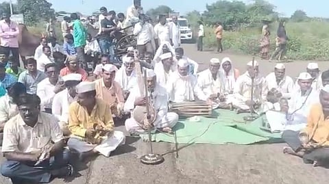 परभणीत शेतकऱ्यांचे भजन-कीर्तन करत रस्ता रोको आंदोलन