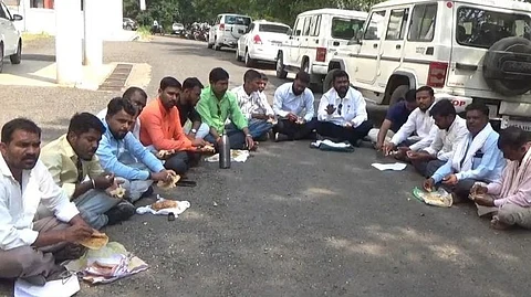 शेतकऱ्यांचं जिल्हाधिकारी कार्यालयासमोर 'चटणी-भाकर' खाऊन आंदोलन...