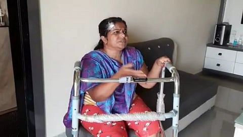 रस्त्यावरील खड्ड्यांमुळे शिक्षिका पहिल्याच दिवशी 'अनुपस्थित'