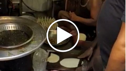 धक्कादायक! तुम्ही समोसा खात असाल.... पाहा व्हिडिओ