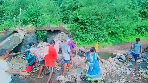 सरपंच बाईंना उपचारासाठी नेले डोलीतून