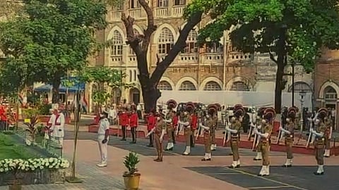 मुंबईवरील 26/11 हल्ल्यातील वीर शहिदांना मुख्यमंत्र्यांचे अभिवादन