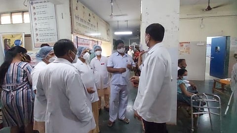 Alibag : जिल्हा शल्यचिकित्सकांनी केली रुग्णालयातील नादुरुस्त कामाची पाहणी