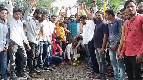 बीड-पिंपळनेर-नाथापूर रस्ता करा अन्यथा जिल्हा परिषद, पंचायत समिती निवडणुकांवर बहिष्कार!