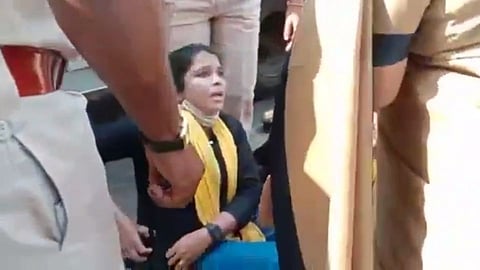 मंत्रालयासमोर महिलेचा आत्मदहनाचा प्रयत्न, एसटी कर्मचारी महिला पोलिसांच्या ताब्यात...(पहा व्हिडिओ)