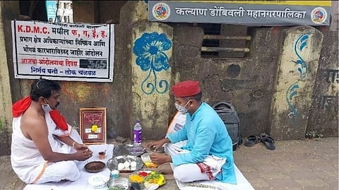 पिंडदान घालत KDMC चे वर्षश्राद्ध; अनधिकृत बांधकामांविरोधात केले अनोखे आंदोलन...