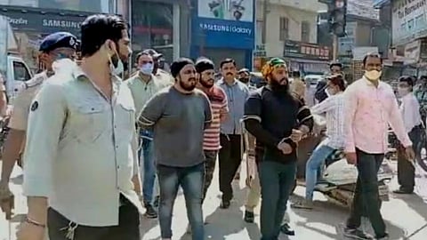 दहशत माजविणाऱ्या गुंडांची पोलिसांनी काढली 'मुळशी पॅटर्न' प्रमाणे धिंड!