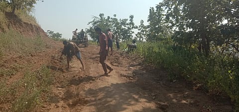 टिकाम, पावडी हाती घेत गावकऱ्यांची रस्त्याची निर्मिती