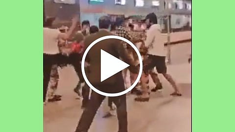 बंगळुरू विमानतळावर अभिनेता विजय सेतुपती यांच्यावर अज्ञात व्यक्तीचा हल्ला...(पहा व्हिडिओ)