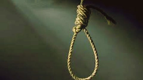 Latur : एकाच झाडाला गळफास घेऊन शेतकरी जोडप्यानं संपवली जीवनयात्रा