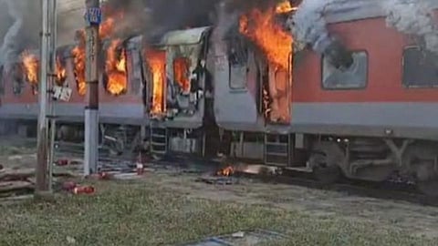 मध्य प्रदेशात बर्निंग ट्रेनचा थरार! (पहा व्हिडिओ)