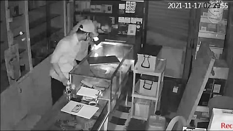 बदलापुरात चोरट्यांनी मोबाईल शॉप फोडलं; दीड लाखांचा मुद्देमाल लंपास...