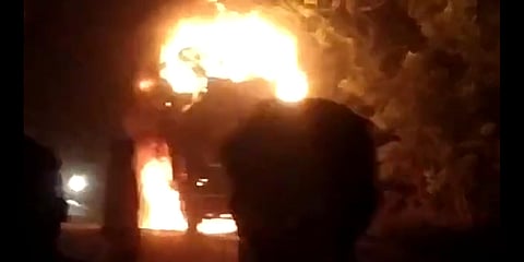 ट्रकचा टायर फुटला अन काळजाचा ठोकाच चुकला..महामार्गावर लांब रांगा