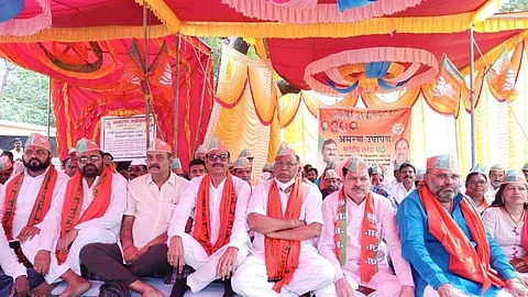 हिंगोलीत चक्क भाजप आमदार प्रशासनाविरोधात बसले उपोषणाला!