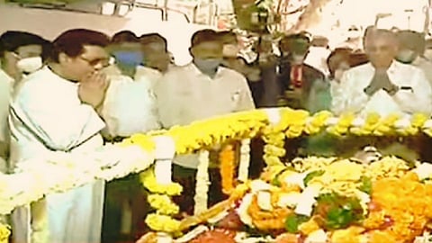 शिवशाहीर बाबासाहेब पुरंदरे यांचे राज ठाकरेंनी घेतले अंत्यदर्शन