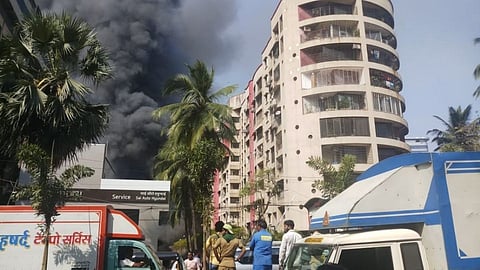 Fire : पवईच्या साकी विहार रोडवर ह्युंदाईच्या सर्व्हिस सेंटरला भीषण आग...(पहा व्हिडिओ)