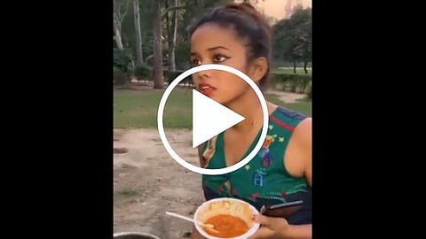 कचोरीसोबत कांदा न मिळाल्याने रस्त्यावरचं मुलीचा हैदोस! (पहा Video)