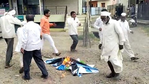 शेतकऱ्यांनी जाळला बजाज अलायन्स इन्शुरन्स कंपनीचा बोर्ड