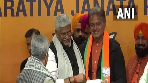 क्रिकेटच्या पिचवरुन थेट राजकारणाच्या मैदानात; चित्रपटातही केले आहे काम