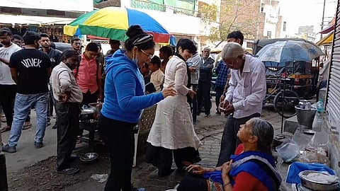 वयोवृद्ध झालेल्या आजोबा आजींच्या चना-पोहाची सोशल मीडियावर धुमाकूळ (Video)