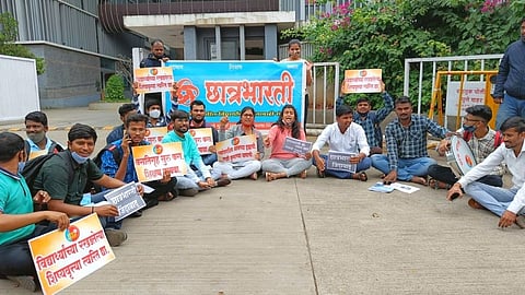 कॉलेज सुरु वसतिगृहे का बंद? वसतिगृहे सुरु करण्यासाठी विद्यार्थी आक्रमक