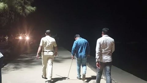 नववर्षाच्या जल्लोषाला आलेल्या पर्यटकांना पोलिसांनी लावले हुसकावून!