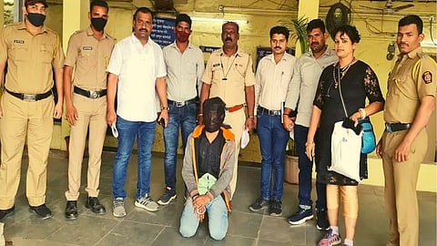 कल्याण रेल्वे परिसरातील घटना: चैन हिसकावून पळणाऱ्या चोरट्याला महिलेने नागरिकांच्या मदतीने पकडले