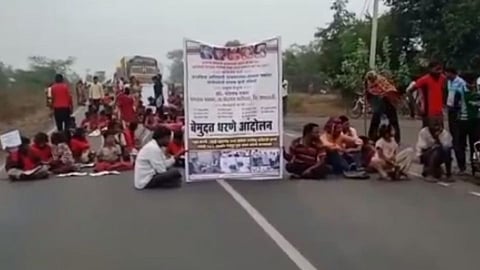 फासे पारधी समाजाने नागपूर- औरंगाबाद हायवेवर भरविली शाळा कारण...