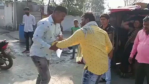 Latur : चाकूरमध्ये पैसे वाटपावरून भाजप-राष्ट्रवादीच्या कार्यकर्त्यांत झटापट
