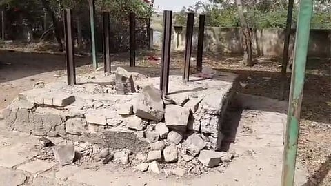 माळीनगर स्मशानभूमीतील चौथऱ्यांची दुरावस्था; अंत्यसंस्कारास अडचणी!