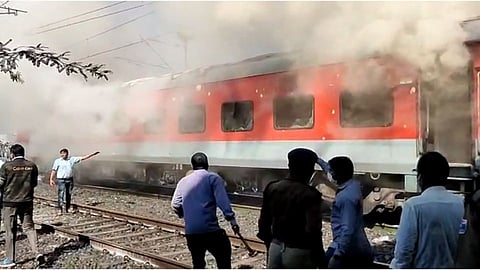 रेल्वे AC बोगीला आग