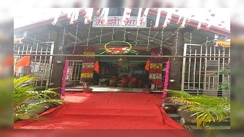 लातुरमधील मातृभक्ताचं 'आईप्रेम'; मृत्यूनंतर आईच्या आठवणीत बांधलं मंदिर