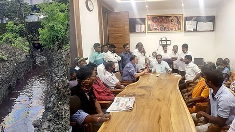 JSW कंपनीचे दूषित पाणी धरमतर खाडीत; खाडीतील हजारो मासे मृत्युमुखी!