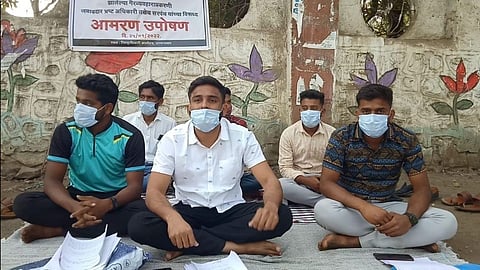 तिकुळी ग्रामपंचायतीमध्ये भ्रष्टाचार; तरुणांचे जिल्हाधिकारी कार्यालयासमोर आमरण उपोषण