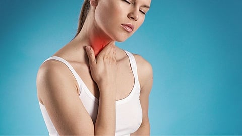 घसा खवखवल्याचा त्रास होत आहे? ट्राय करा हे सोप्पे घरगुती उपाय!