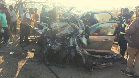 Accident: कार-कंटेनरचा भीषण अपघात; 5 जणांचा मृत्यू