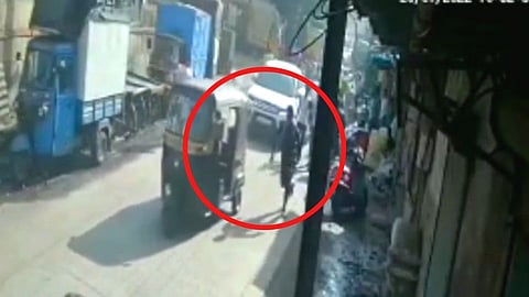 मोबाईल चोरण्याची नवीन पद्धत CCTV मध्ये कैद!