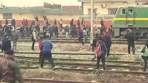 RRB-NTPC निकालाविरोधात बिहारचे विद्यार्थी आक्रमक; रेल्वेचं इंजिन पेटवलं, सितामढीत पोलिसांवर दगडफेक