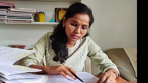 पहिल्याच प्रयत्नात UPSC पास; बीडच्या शेतकऱ्याची मुलगी राज्यात पहिली