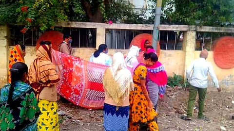 रुग्णालयाच्या मनमानीमुळे राहुरीमध्ये भर रस्त्यातच महिलेची प्रसूती!