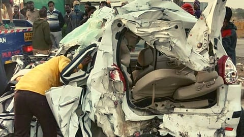 Solapur -अक्कलकोट महामार्गावर विचित्र अपघात! सहाजण गंभीर जखमी