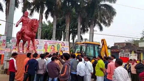 Breaking : शिवाजी महाराजांचा पुतळा बसवल्याप्रकरणी गुन्हा दाखल!