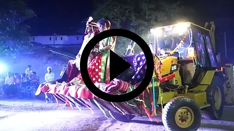 बायकोचा हट्ट पुरवण्यासाठी नवरदेवाने काढली चक्क जेसीबी वर वरात!