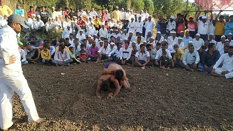 महाराष्ट्राच्या मातीतील कुस्तीची दंगल आदिवासी डोंगराळ भागात रंगली
