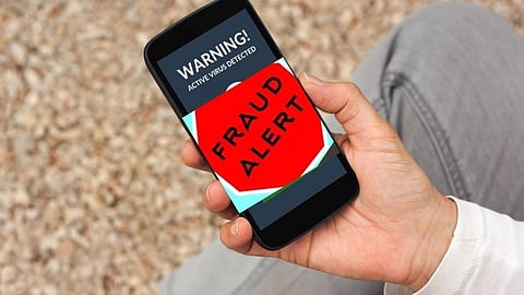 प्रवासात अनोळखी व्यक्तीच्या सल्ल्याने App डाऊनलोड केला आणि फसला, काही क्षणात दीड लाखांना फटका