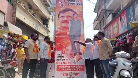 '१०५ असंतुष्ट आत्मे अन् एकच संजय राऊत' सोलापुरात शिवसेनेच्या बॅनरची चर्चा!