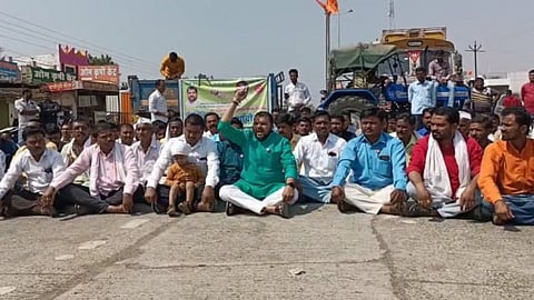 ravikant tupkar protests against maharashtra government near chikhali